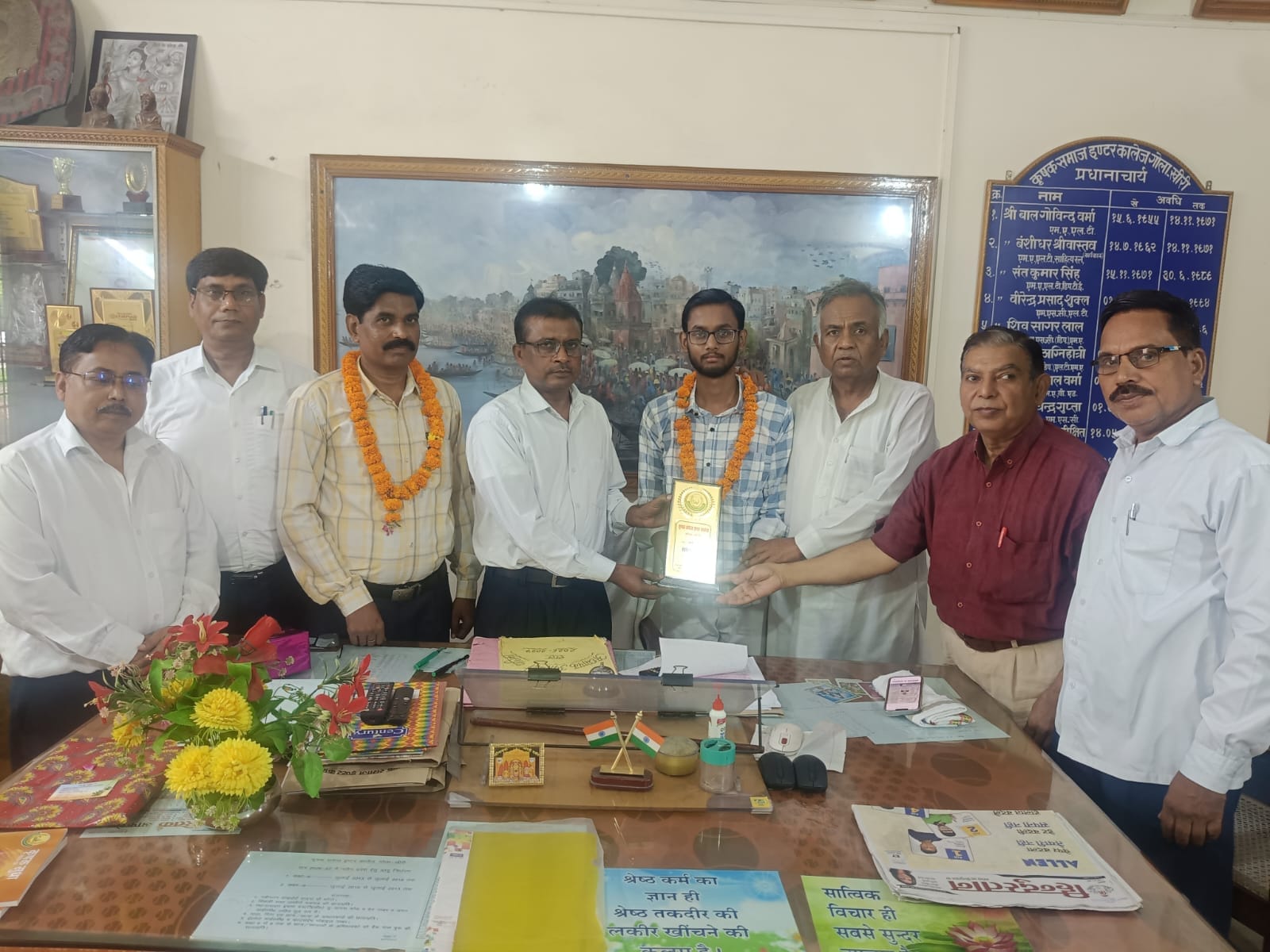नीट में चयनित होने के लिए स्मृति सिंह को चांदी का मेडल देकर मिठाई खिलातीं प्रधानाचार्य। संवाद नीट में चयनित होने के लिए स्मृति सिंह को चांदी का मेडल देकर मिठाई खिलातीं प्रधानाचार्य। संवाद