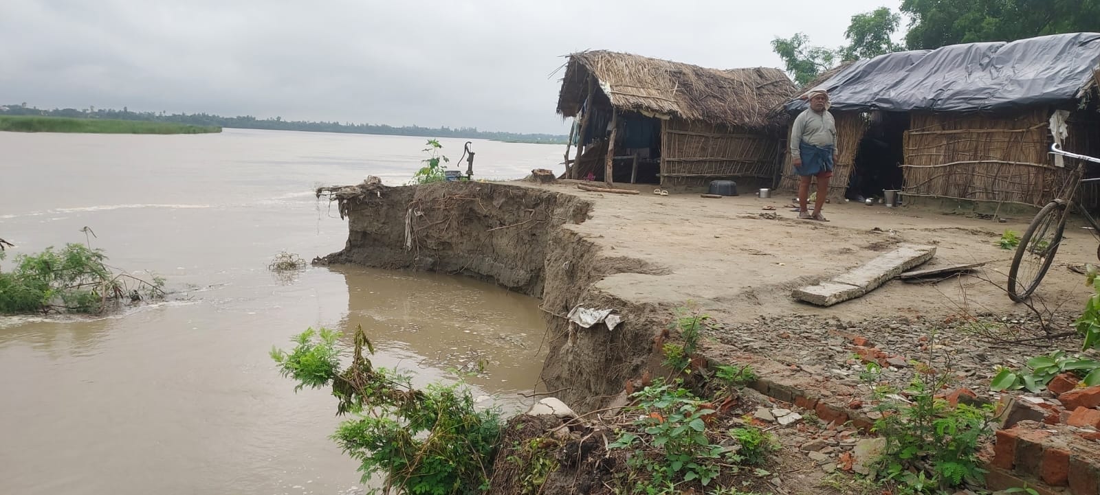 नवाबगंज में सरयू नदी पार करने के लिए मोटरबोट पर बाइक लादते लोग व दत्तनगर बाड़ी माझा में नदी की 