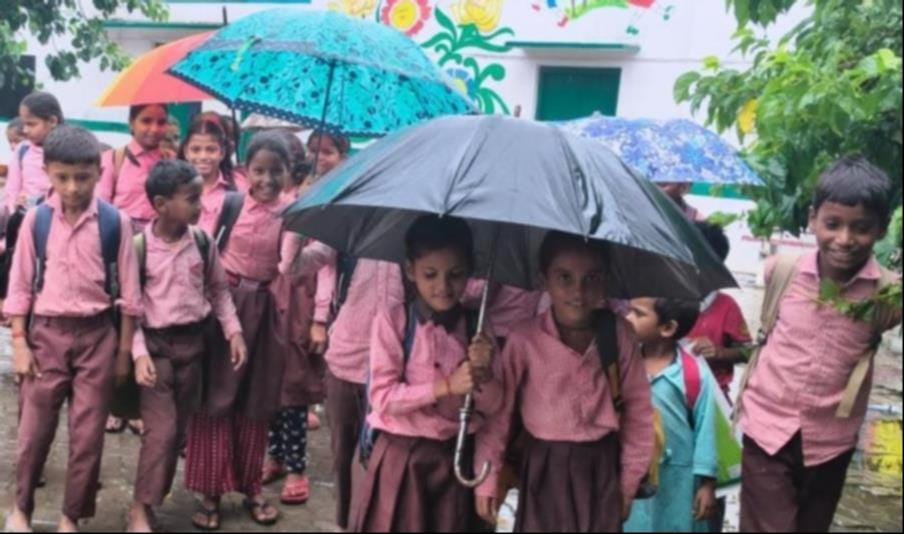 परसपुर में स्कूल से लौटते बच्चे और मेडिकल काॅलेज में मरीज को लेकर जाता तीमारदार। -संवाद