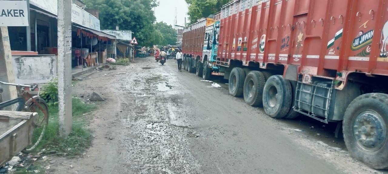 रेलवे स्टेशन का प्रमुख मार्ग पुरानी वीआईपी गेट नंबर एक से रेलवे स्टेशन जाने वाला मार्ग। स्रोत स रेलवे स्टेशन का प्रमुख मार्ग पुरानी वीआईपी गेट नंबर एक से रेलवे स्टेशन जाने वाला मार्ग। स्रोत स