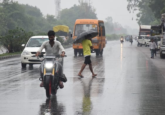 रविवार की सुबह लखनऊ में हुई बारिश। रविवार की सुबह लखनऊ में हुई बारिश।