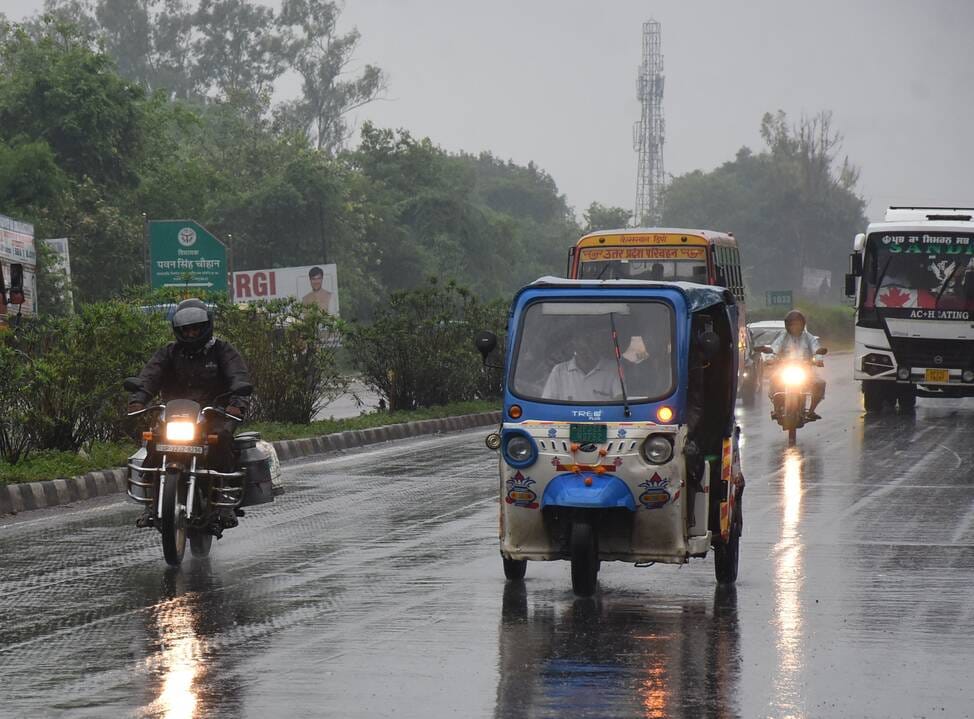रविवार की सुबह लखनऊ में हुई बारिश। रविवार की सुबह लखनऊ में हुई बारिश।