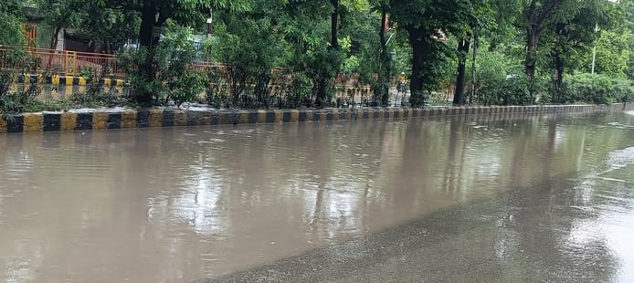 रविवार की सुबह तकरीबन दो घंटे की हुई झमाझम बारिश के बाद झूंसी के त्रिवेणीपुरम बिजली उपकेंद्र मे