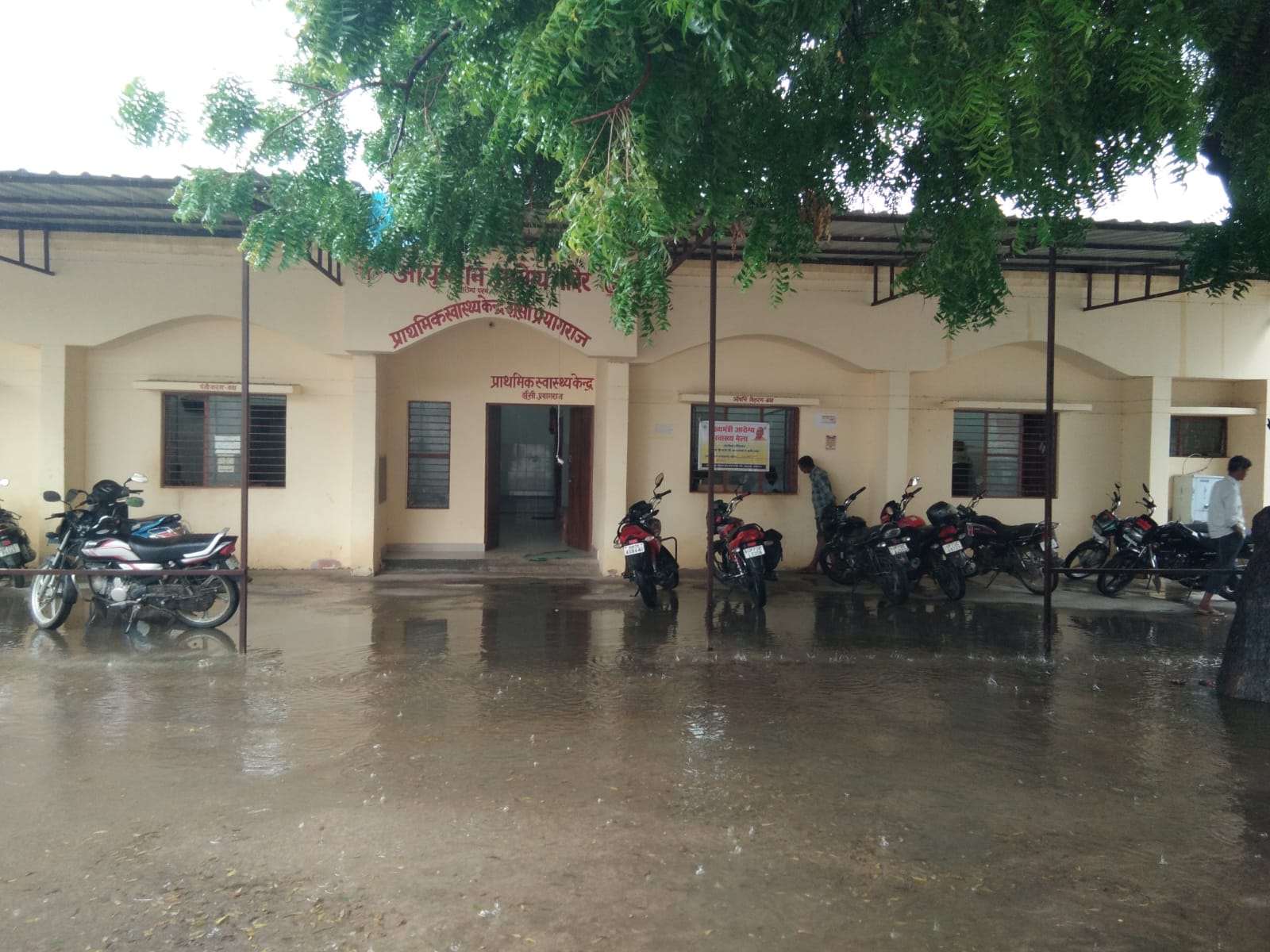 रविवार की सुबह तकरीबन दो घंटे की हुई झमाझम बारिश के बाद झूंसी के त्रिवेणीपुरम बिजली उपकेंद्र मे