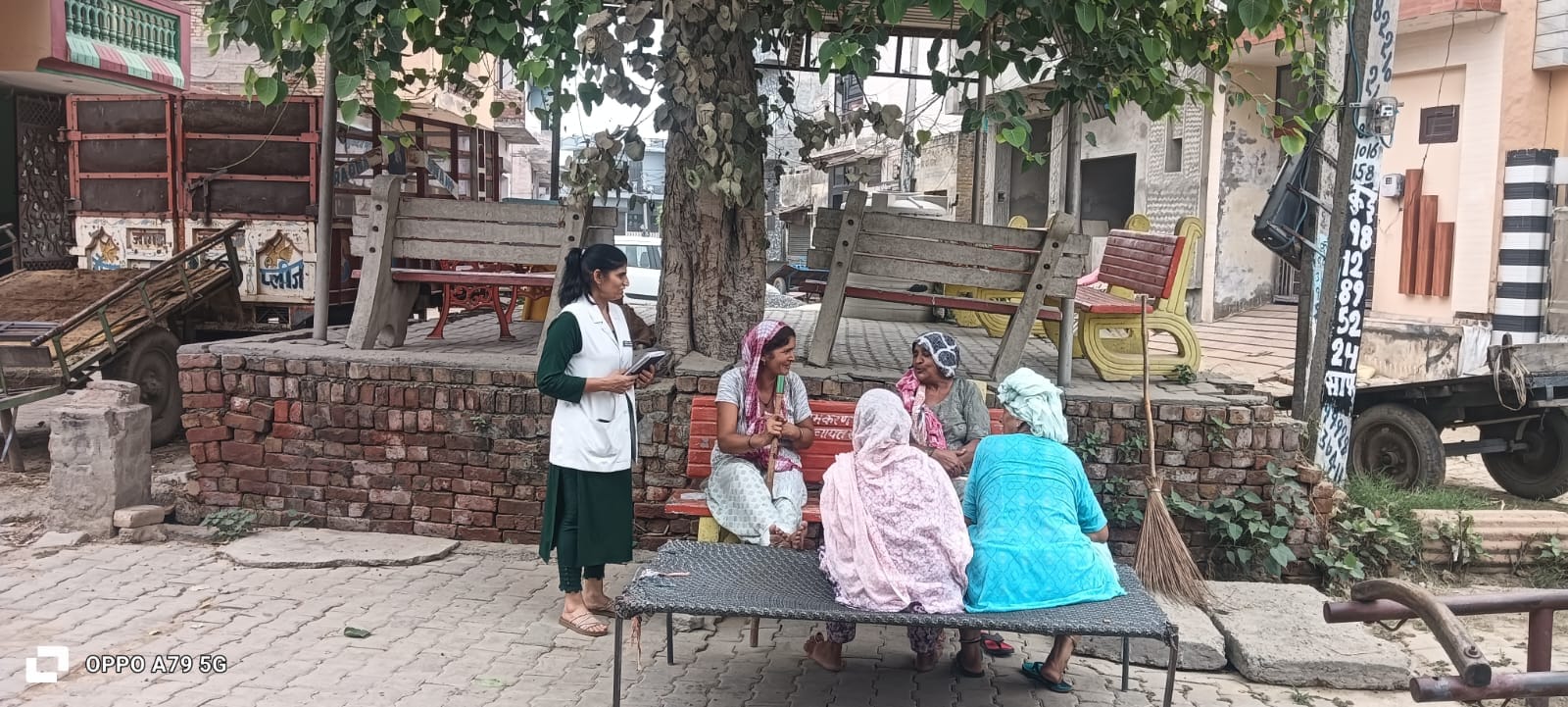 सर्वे के दौरान महिलाओं से बातचीत करती स्वास्थ्य कर्मचारी। सर्वे के दौरान महिलाओं से बातचीत करती स्वास्थ्य कर्मचारी।