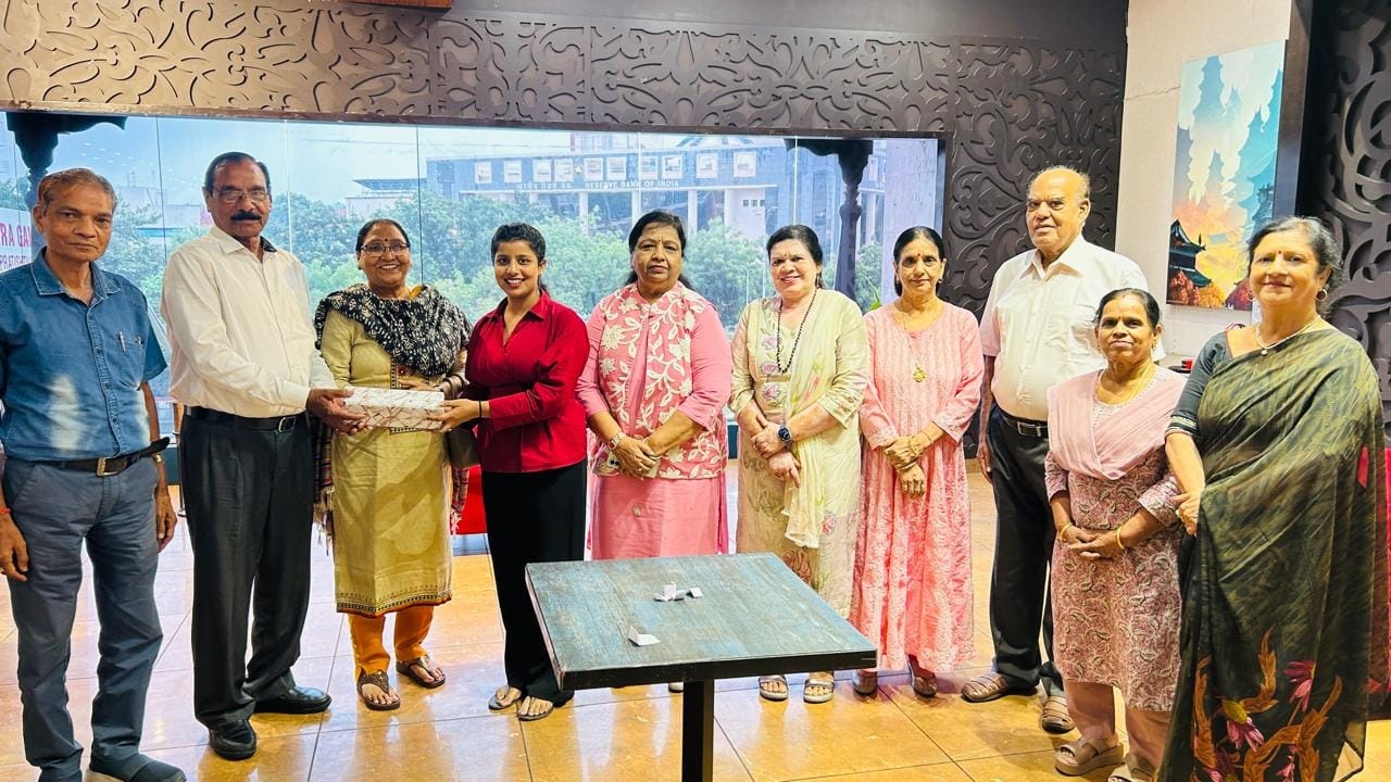 साठ और सत्तर के दशक के गीतों पर झूमे बुजुर्ग साठ और सत्तर के दशक के गीतों पर झूमे बुजुर्ग