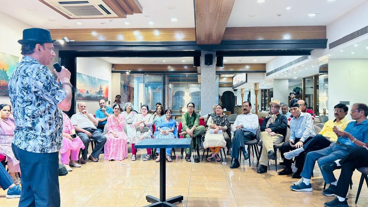 साठ और सत्तर के दशक के गीतों पर झूमे बुजुर्ग साठ और सत्तर के दशक के गीतों पर झूमे बुजुर्ग