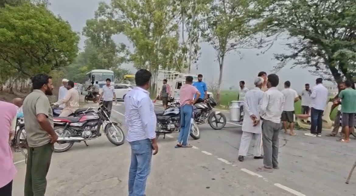 सड़क के बीच जाम लगाकर खड़े लोग। संवाद सड़क के बीच जाम लगाकर खड़े लोग। संवाद