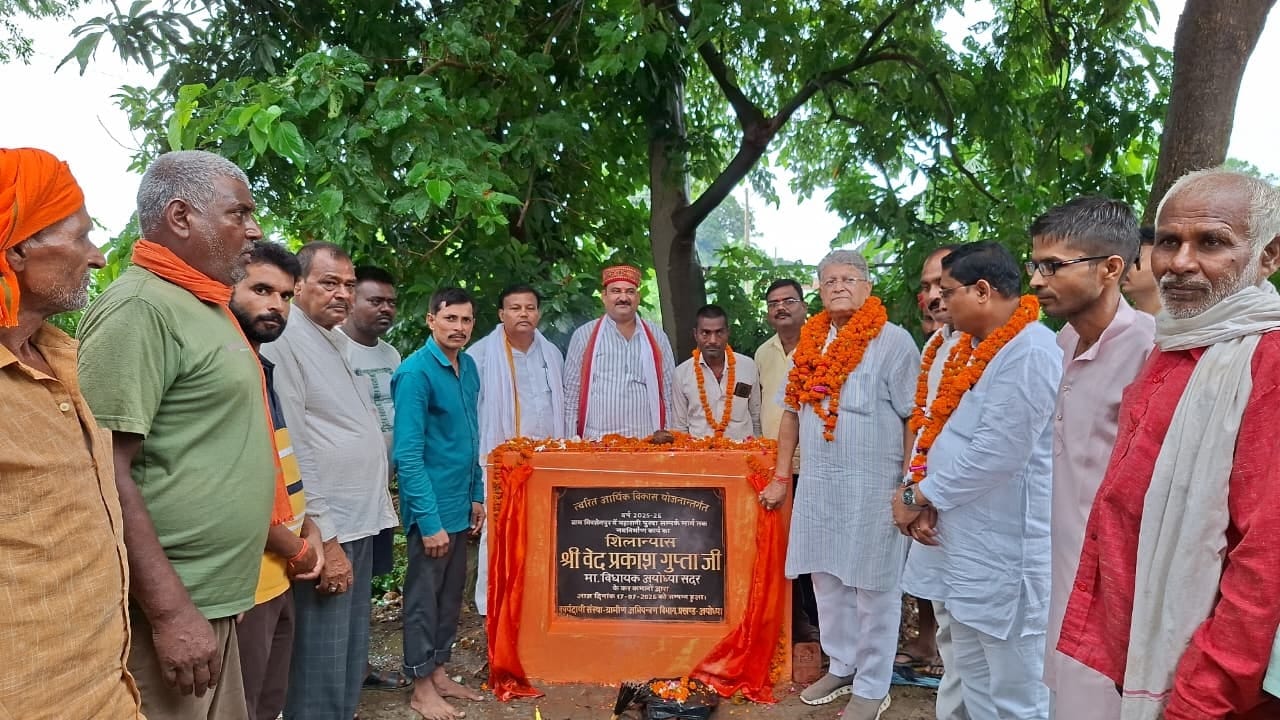 सड़क निर्माण के लिए शिलान्यास करते नगर विधायक।