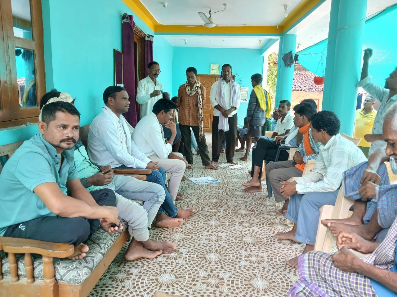 स्वागत करते गांव व परिवार के लोग स्वागत करते गांव व परिवार के लोग