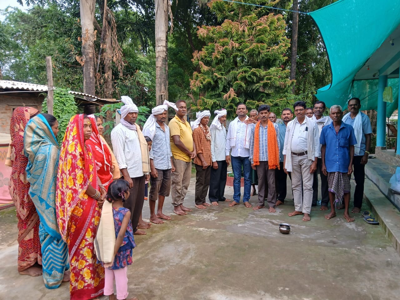 स्वागत करते गांव व परिवार के लोग स्वागत करते गांव व परिवार के लोग