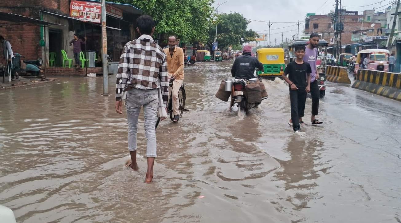 टांडाकला में बारिश के दौरान सड़क पर हुआ जलभराव। संवाद टांडाकला में बारिश के दौरान सड़क पर हुआ जलभराव। संवाद