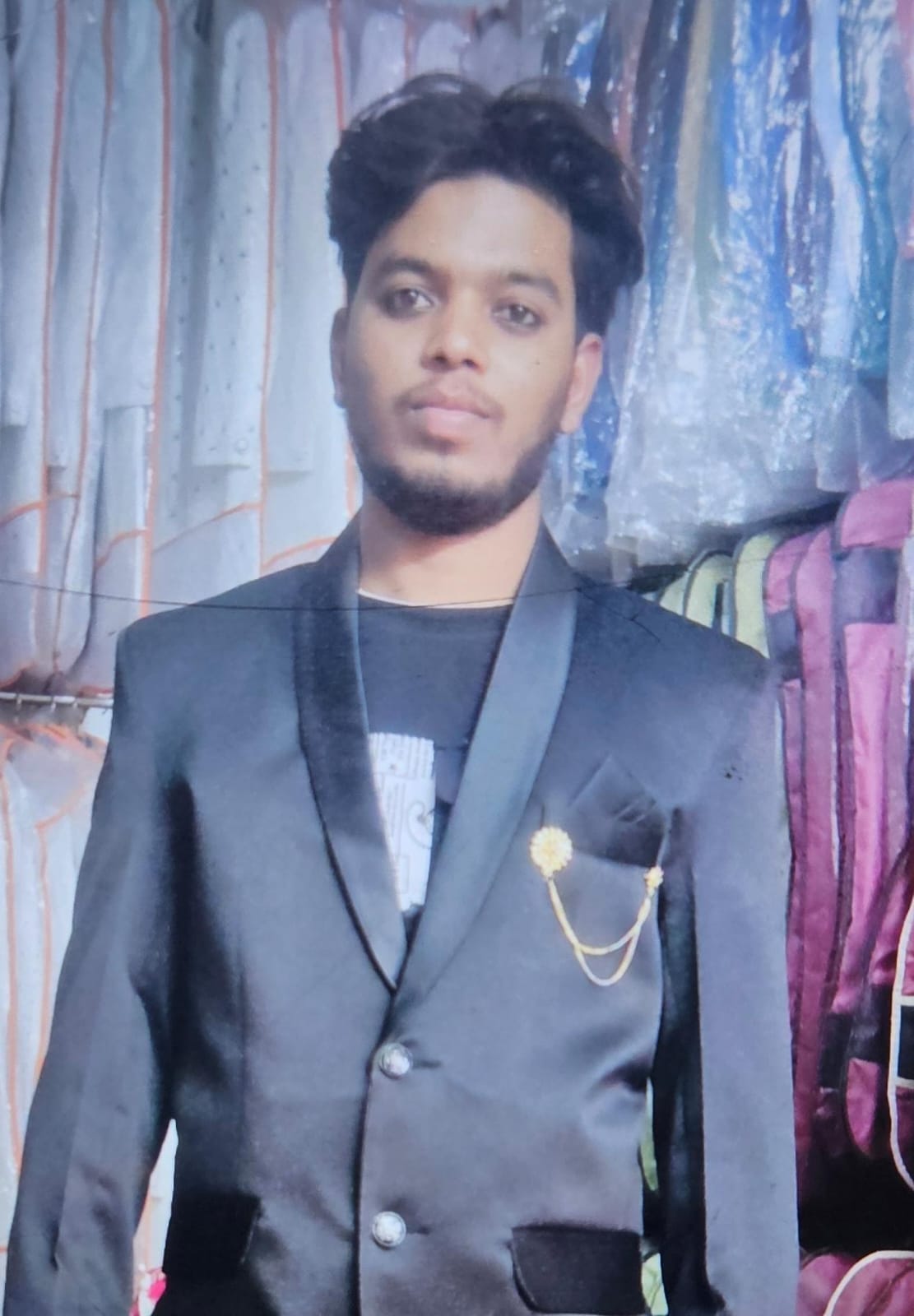 तिलहर में हादसे के बाद बिलखतेविमलेश के परिजन। संवाद तिलहर में हादसे के बाद बिलखतेविमलेश के परिजन। संवाद