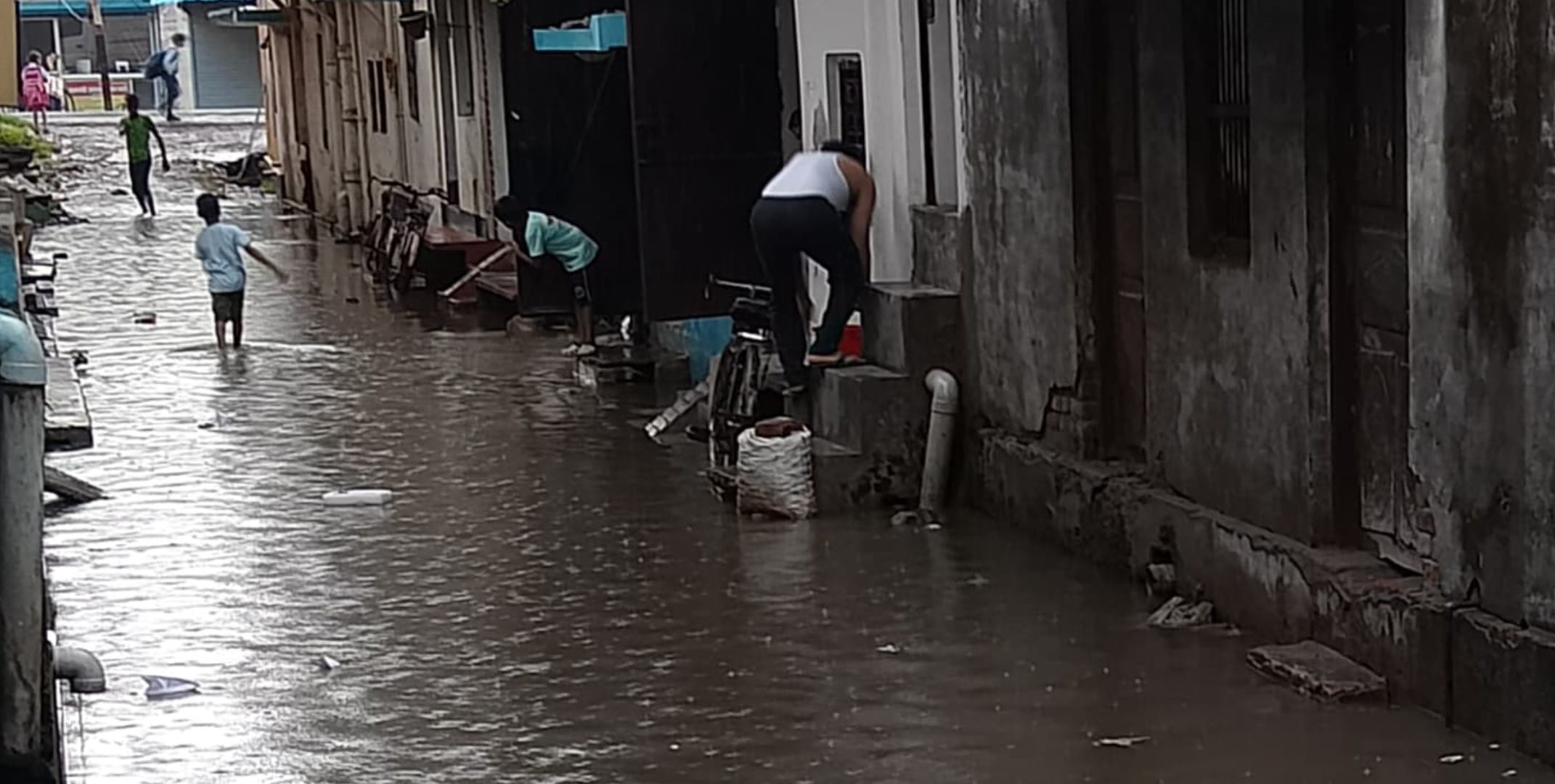 तमकुहीराज ओवरब्रिज के पास सड़क पर लगा बारिश का पानी। स्रोत -सोशल मीडिया तमकुहीराज ओवरब्रिज के पास सड़क पर लगा बारिश का पानी। स्रोत -सोशल मीडिया