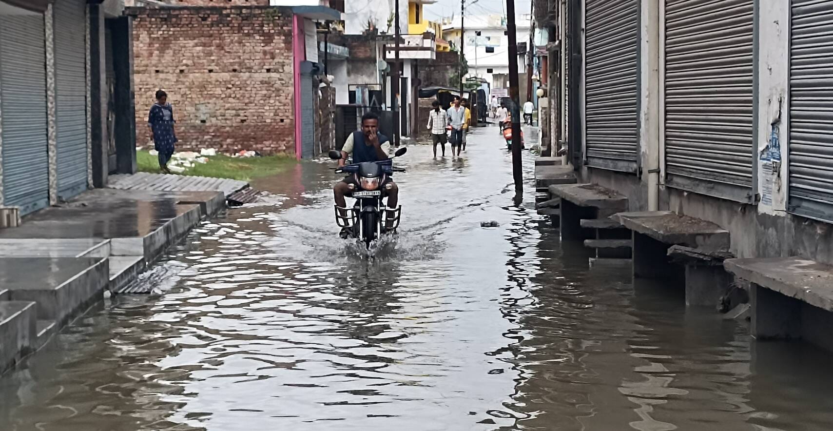 तमकुहीराज ओवरब्रिज के पास सड़क पर लगा बारिश का पानी। स्रोत -सोशल मीडिया तमकुहीराज ओवरब्रिज के पास सड़क पर लगा बारिश का पानी। स्रोत -सोशल मीडिया