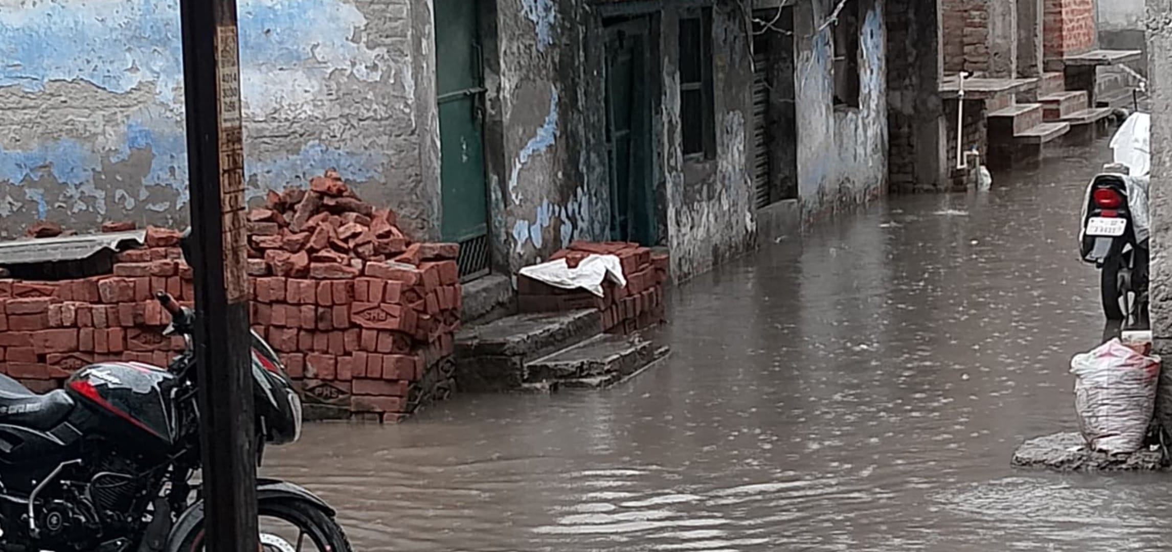 तमकुहीराज ओवरब्रिज के पास सड़क पर लगा बारिश का पानी। स्रोत -सोशल मीडिया तमकुहीराज ओवरब्रिज के पास सड़क पर लगा बारिश का पानी। स्रोत -सोशल मीडिया