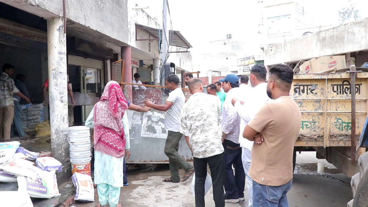 दुकानों को खाली करवाते नगरपालिका के अधिकारी व कर्मचारी। संवाद