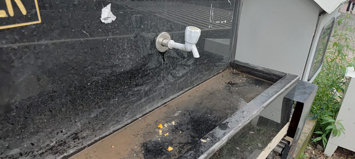 धर्मशाला अस्पताल के बाहर लगे रियल टाईम वॉटर मोनिटरिंग सिस्टम की बंद पड़ी स्रकीन। अमर उजाला धर्मशाला अस्पताल के बाहर लगे रियल टाईम वॉटर मोनिटरिंग सिस्टम की बंद पड़ी स्रकीन। अमर उजाला