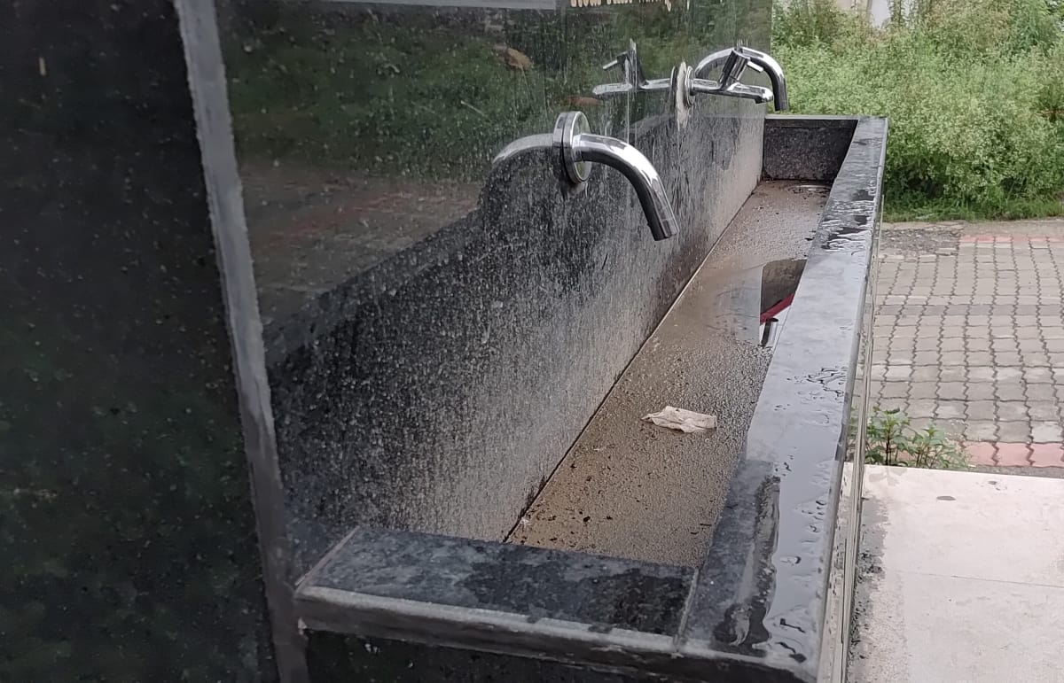 धर्मशाला अस्पताल के बाहर लगे रियल टाईम वॉटर मोनिटरिंग सिस्टम की बंद पड़ी स्रकीन। अमर उजाला धर्मशाला अस्पताल के बाहर लगे रियल टाईम वॉटर मोनिटरिंग सिस्टम की बंद पड़ी स्रकीन। अमर उजाला