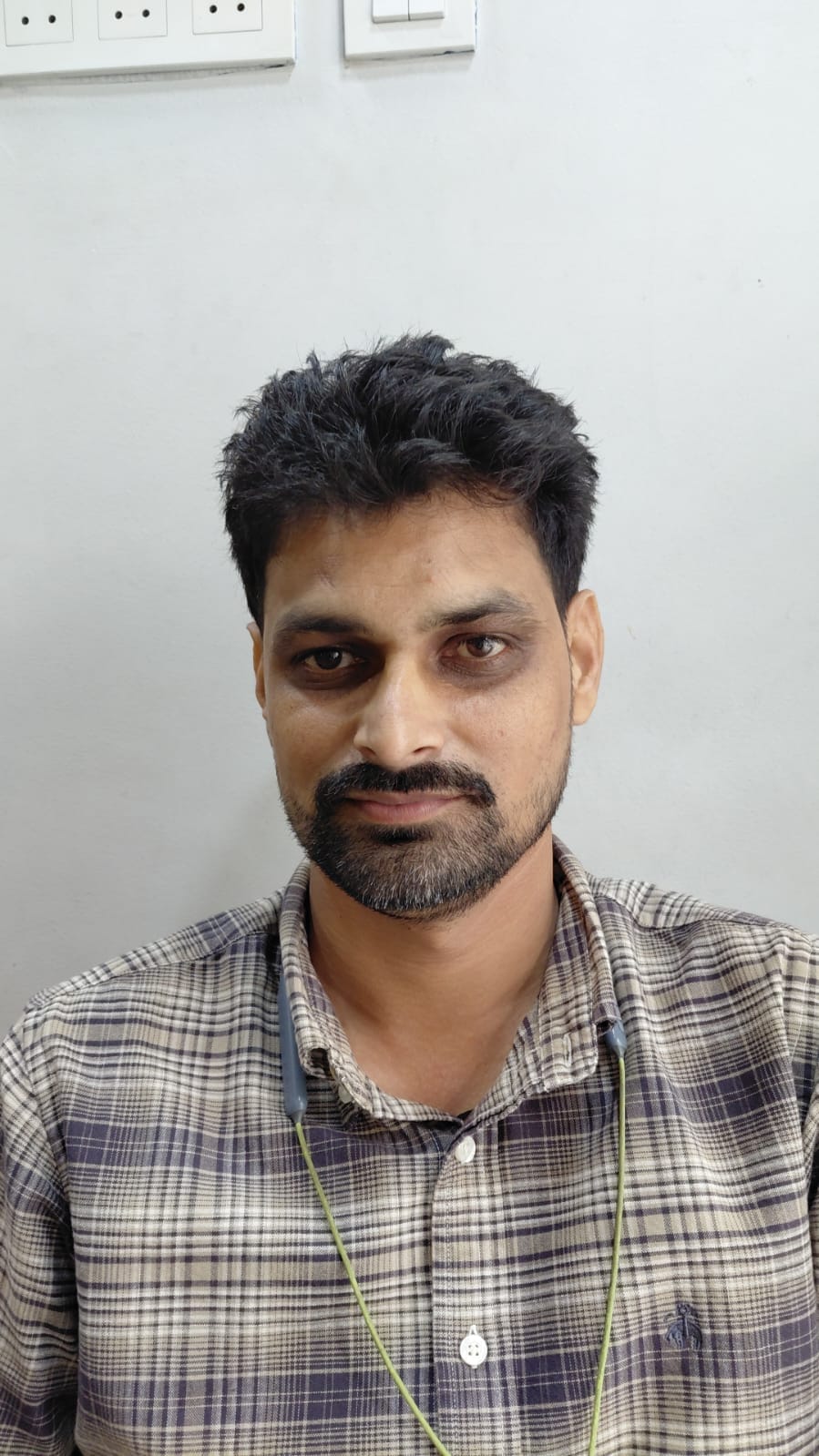 ऊना में एक बाइक की नबंर प्लेट पर बनाई गई तलवार ।संवाद