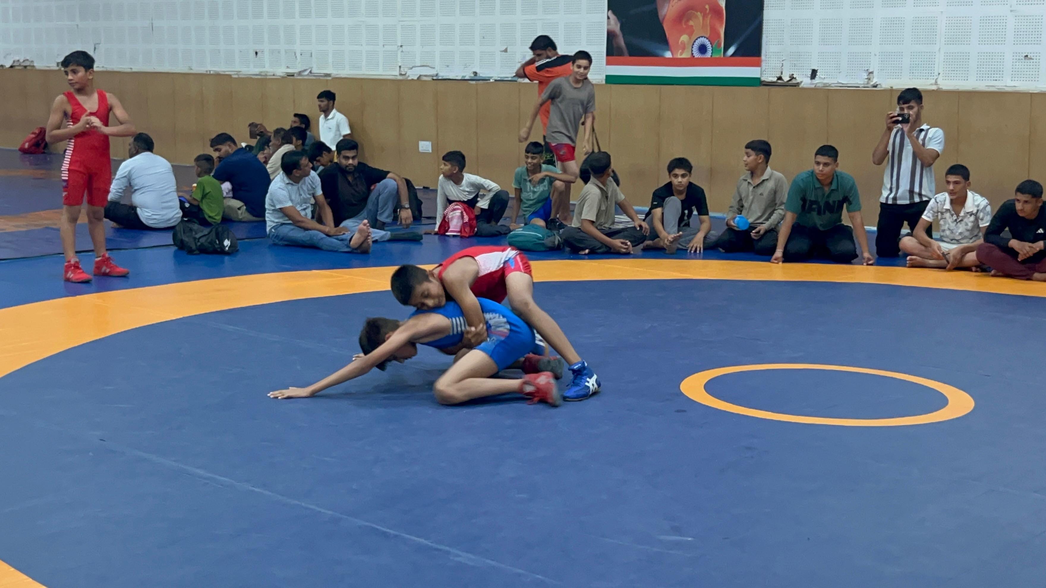 20 रोहतक के सर छोटूराम स्टेडियम में लंबी कूद स्पर्धा में हिस्सा लेते खिलाड़ी। संवाद