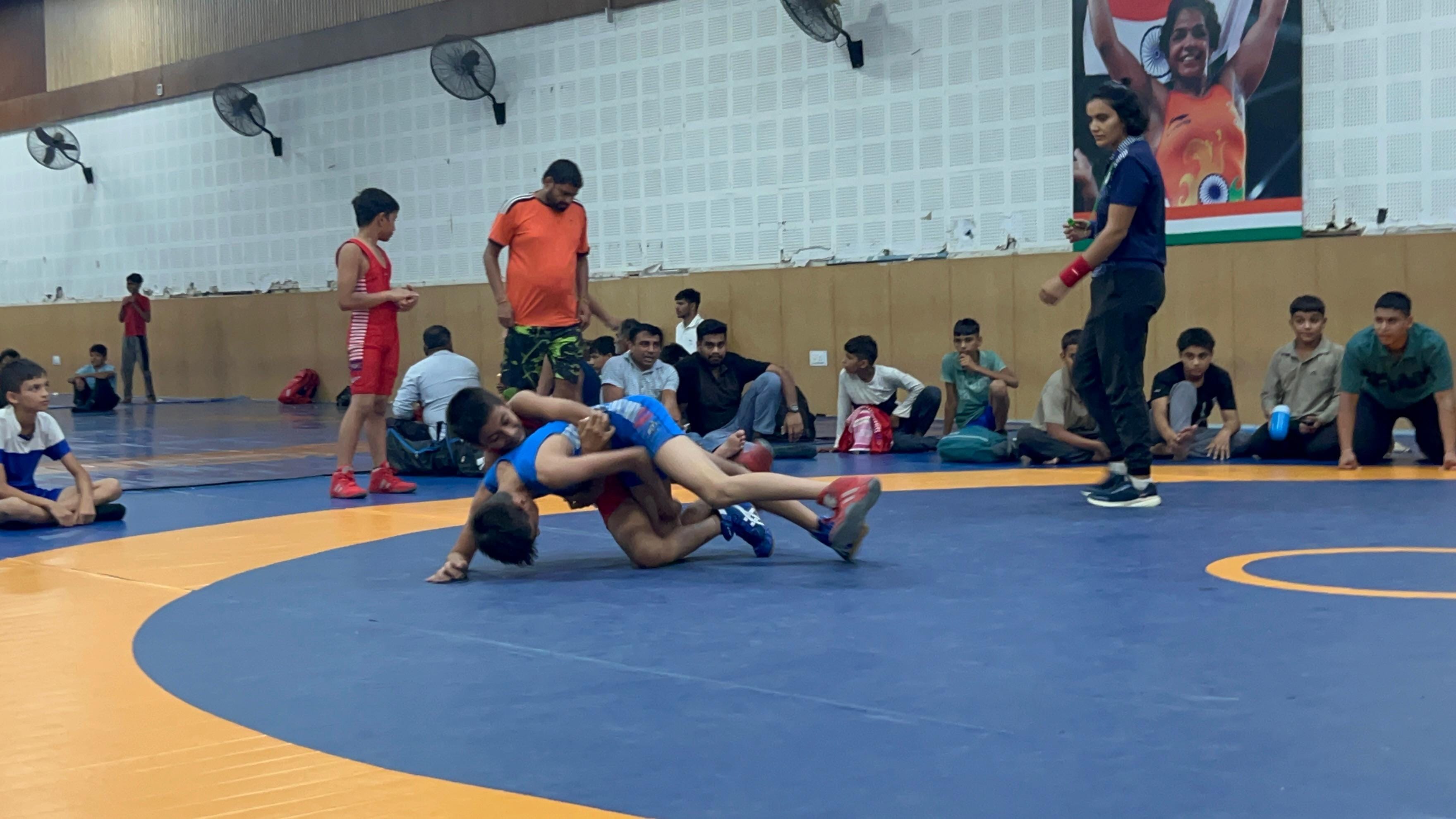 20 रोहतक के सर छोटूराम स्टेडियम में लंबी कूद स्पर्धा में हिस्सा लेते खिलाड़ी। संवाद