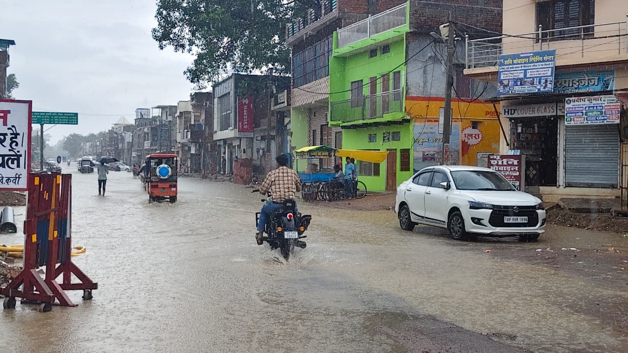 21 सीकेटीपी 10 पीली कोठी में भरे पानी से निकलते लोग। संवाद