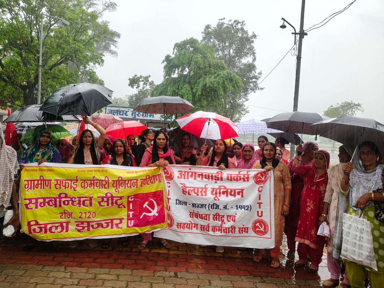 21jjrp03- लघु सचिवालय में अधिकारियों को मांगों का ज्ञापन सौंपती आंगनबाड़ी वर्कर। स्रोत : यूनिय
