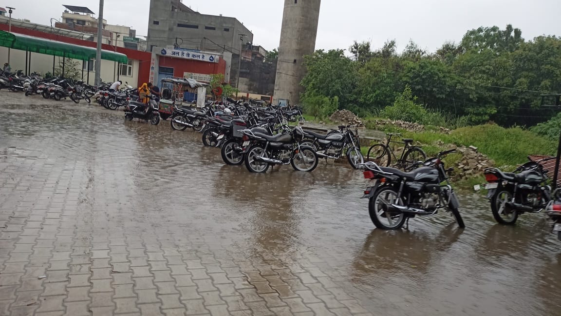 अस्पताल में एनसीडी क्लिनिक के बाहर चेकअप के लिए लगी लाइन। संवाद अस्पताल में एनसीडी क्लिनिक के बाहर चेकअप के लिए लगी लाइन। संवाद