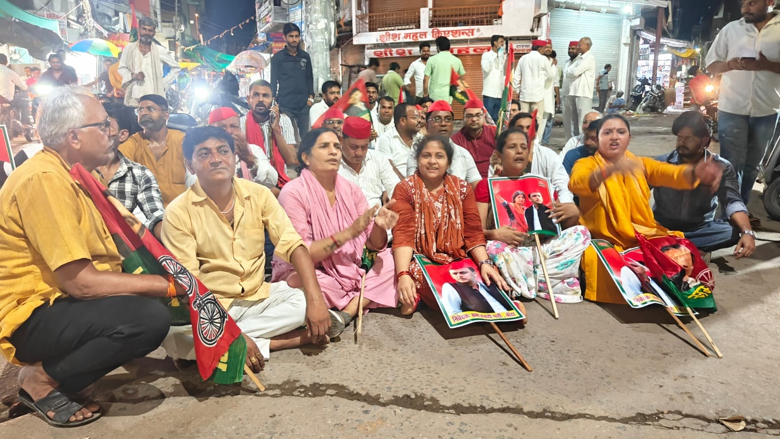 बाबूलाल चौराहे पर प्रदर्शन करते सपाई। संवाद