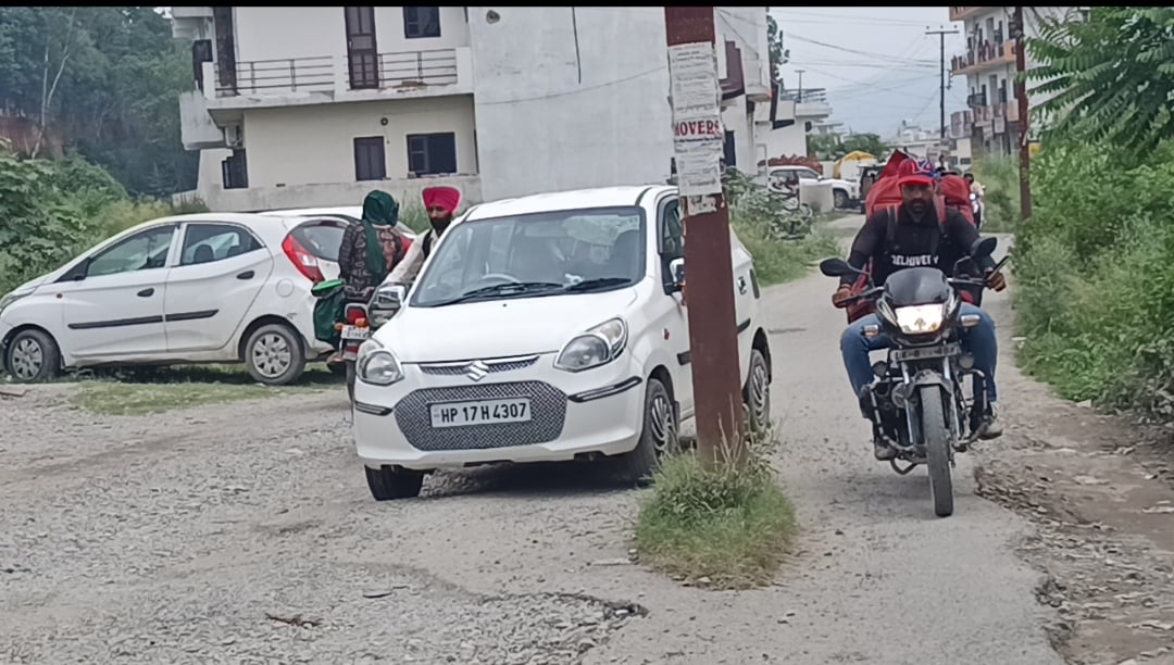 बिजली की समस्या को लेकर बिजली बोर्ड केसहायक अभियंता धौलाकुआं सुमित चौधरी से मिलते काटल गांव का बिजली की समस्या को लेकर बिजली बोर्ड केसहायक अभियंता धौलाकुआं सुमित चौधरी से मिलते काटल गांव का