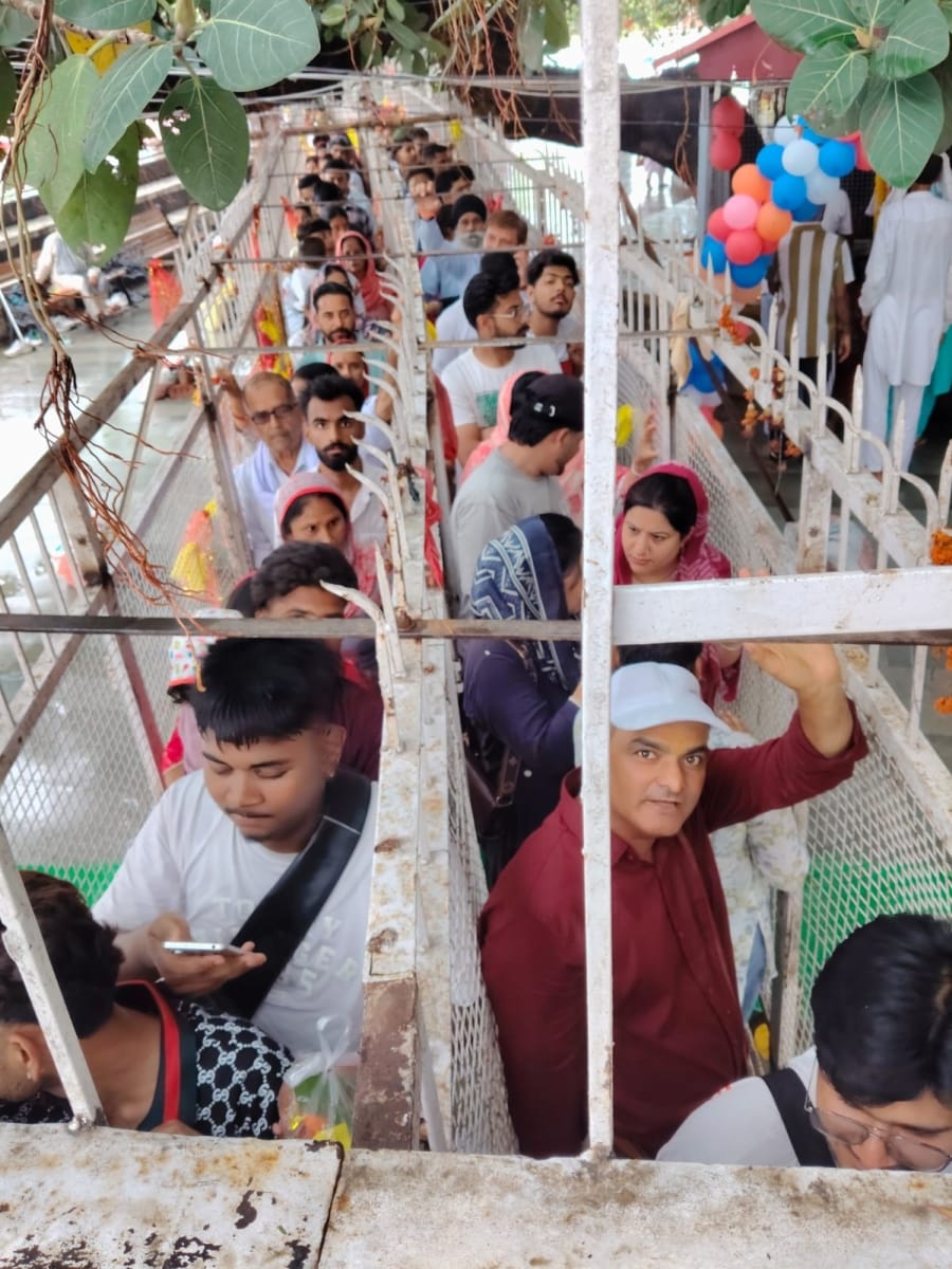 बैजनाथ शिव मंदिर में सावन माह के पहले सोमवार को दर्शन के लिए लगी श्रद्धालुओं की लाइन। संवाद