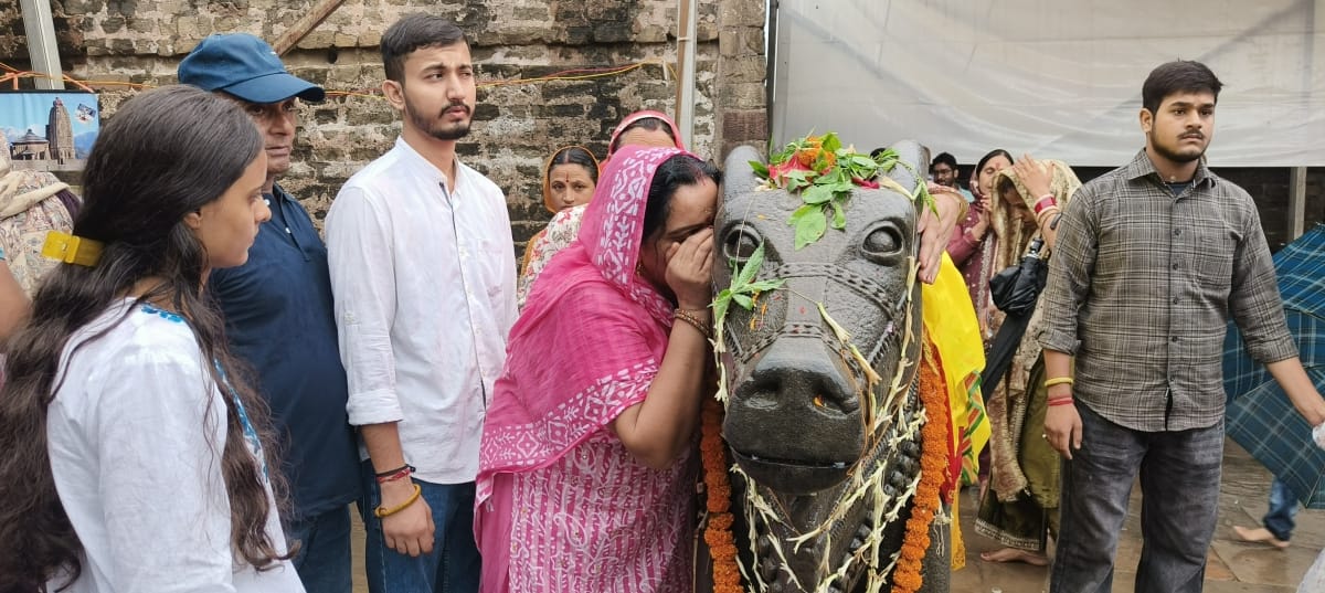 बैजनाथ शिव मंदिर में सावन माह के पहले सोमवार को दर्शन के लिए लगी श्रद्धालुओं की लाइन। संवाद