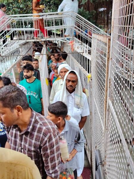 बैजनाथ शिव मंदिर में सावन माह के पहले सोमवार को दर्शन के लिए लगी श्रद्धालुओं की लाइन। संवाद