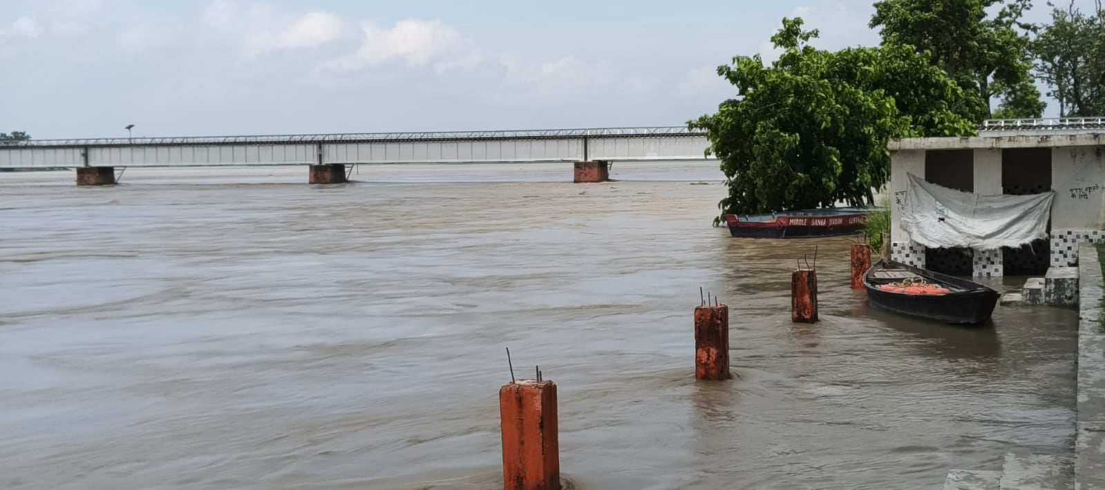 बझेड़ा में तटबंध पर बोरियों में मिट्टी भरकर की जा रही मरम्मत। संवाद बझेड़ा में तटबंध पर बोरियों में मिट्टी भरकर की जा रही मरम्मत। संवाद