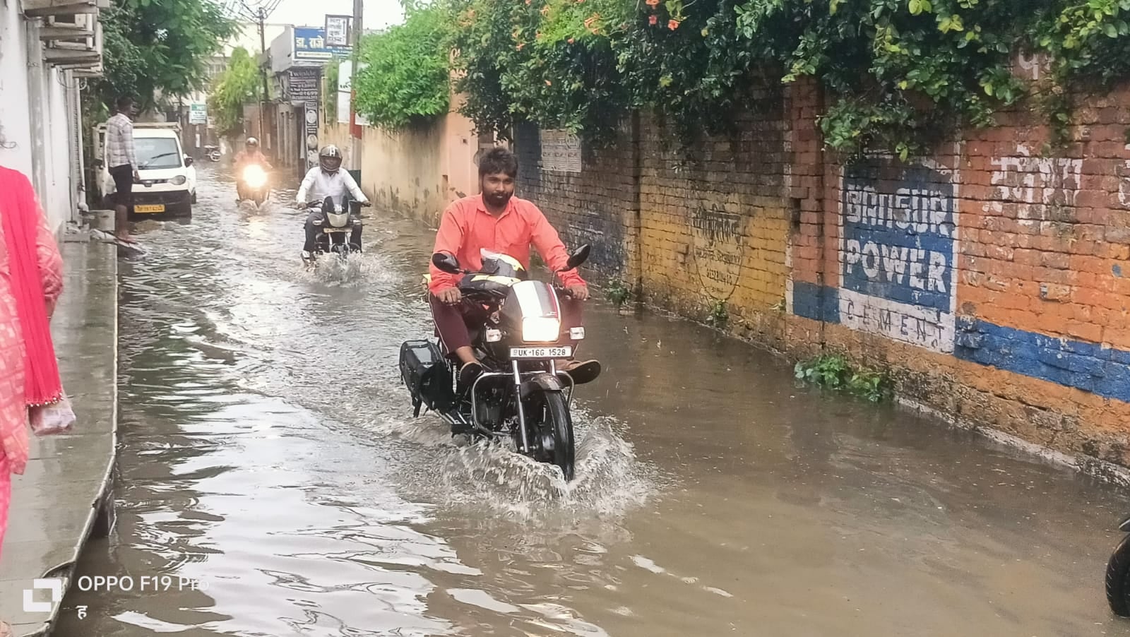बारिश के बाद शहर के कैराना रोड पर हुए जलभराव के बीच से गुजरते वाहन चालक। संवाद बारिश के बाद शहर के कैराना रोड पर हुए जलभराव के बीच से गुजरते वाहन चालक। संवाद
