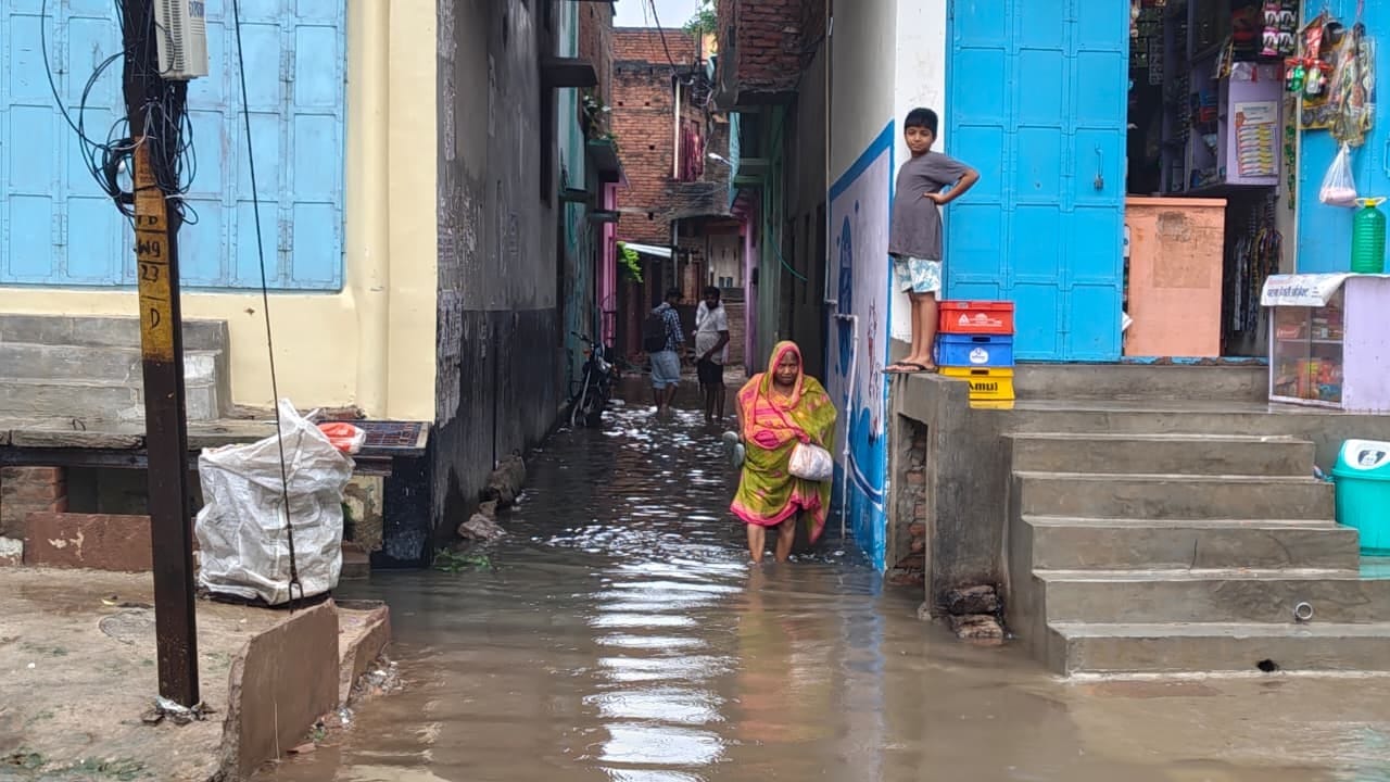 बैरिया तहसील परिसर में हुआ जल भराव।संवाद
