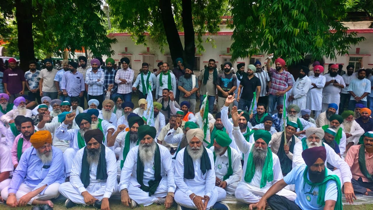 डीएम अंजनी कुमार से वार्ता करते भारतीय किसान यूनियन टिकैत के पदाधिकारी। संवाद डीएम अंजनी कुमार से वार्ता करते भारतीय किसान यूनियन टिकैत के पदाधिकारी। संवाद
