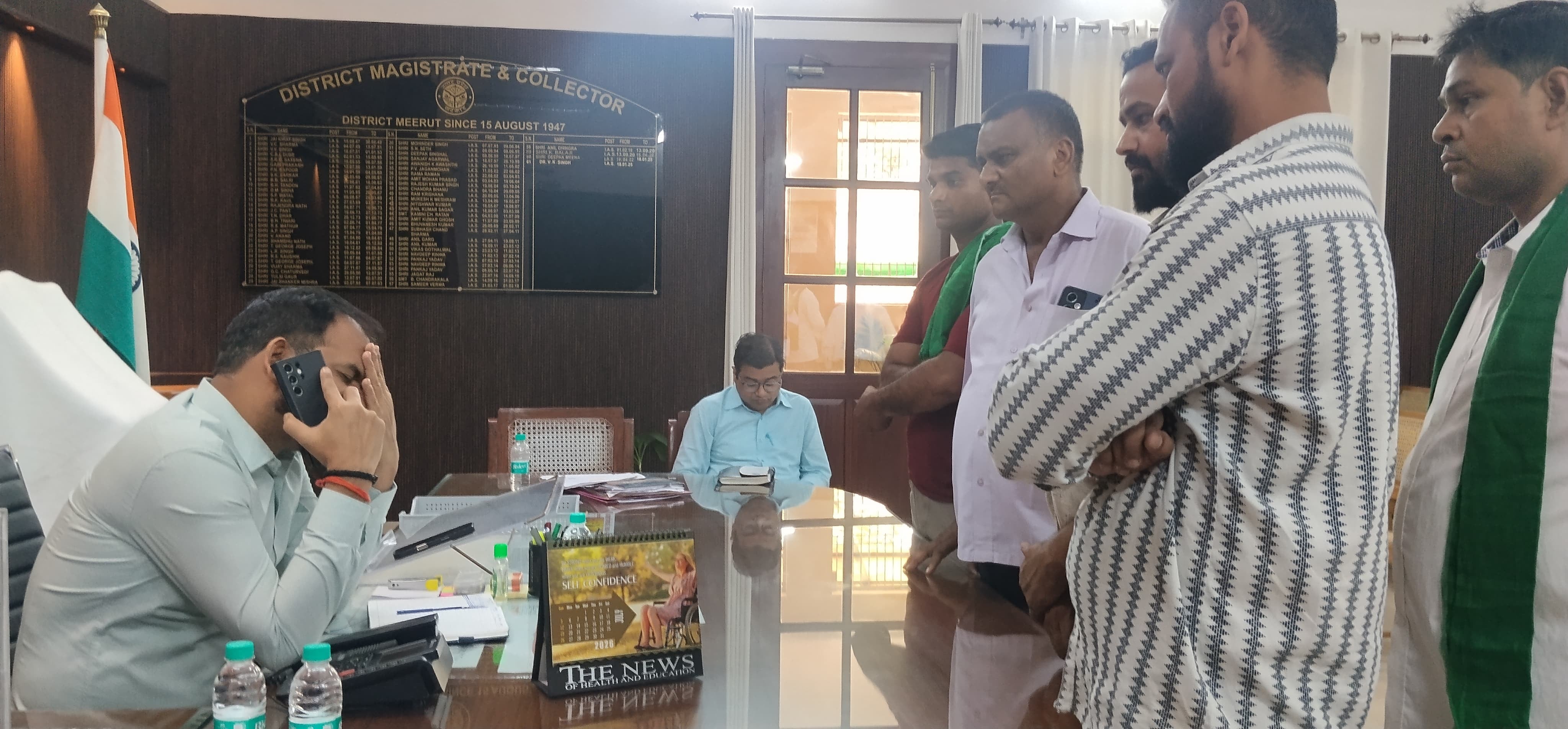 डीएम से अपनी शिकायत करते अतराडा निवासी किसान (किसान) डीएम से अपनी शिकायत करते अतराडा निवासी किसान (किसान)