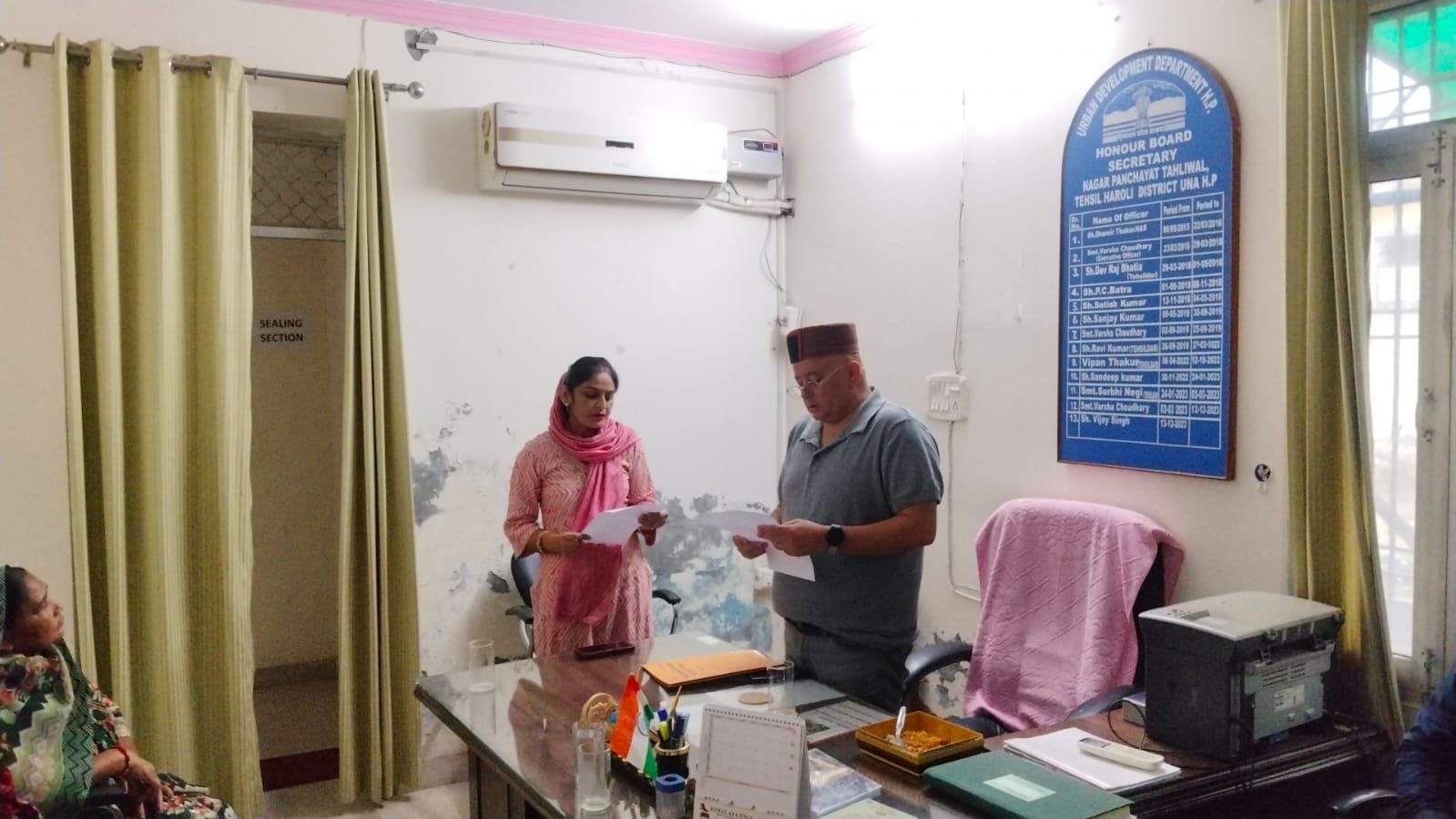 एसडीएम विशाल  शर्मा ने टाहलीवाल के अध्यक्ष व उपाध्यक्ष को दिलाई शपथ।