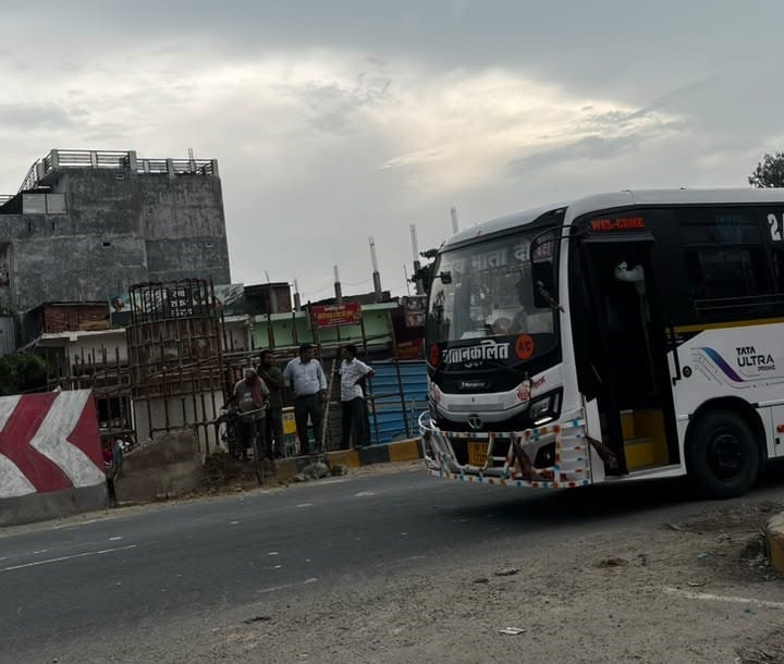 फाजिलनगर में छोटी ओवरब्रिज के पास लगा जाम।संवाद