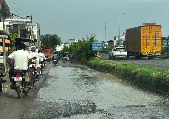 फाजिलनगर में छोटी ओवरब्रिज के पास लगा जाम।संवाद