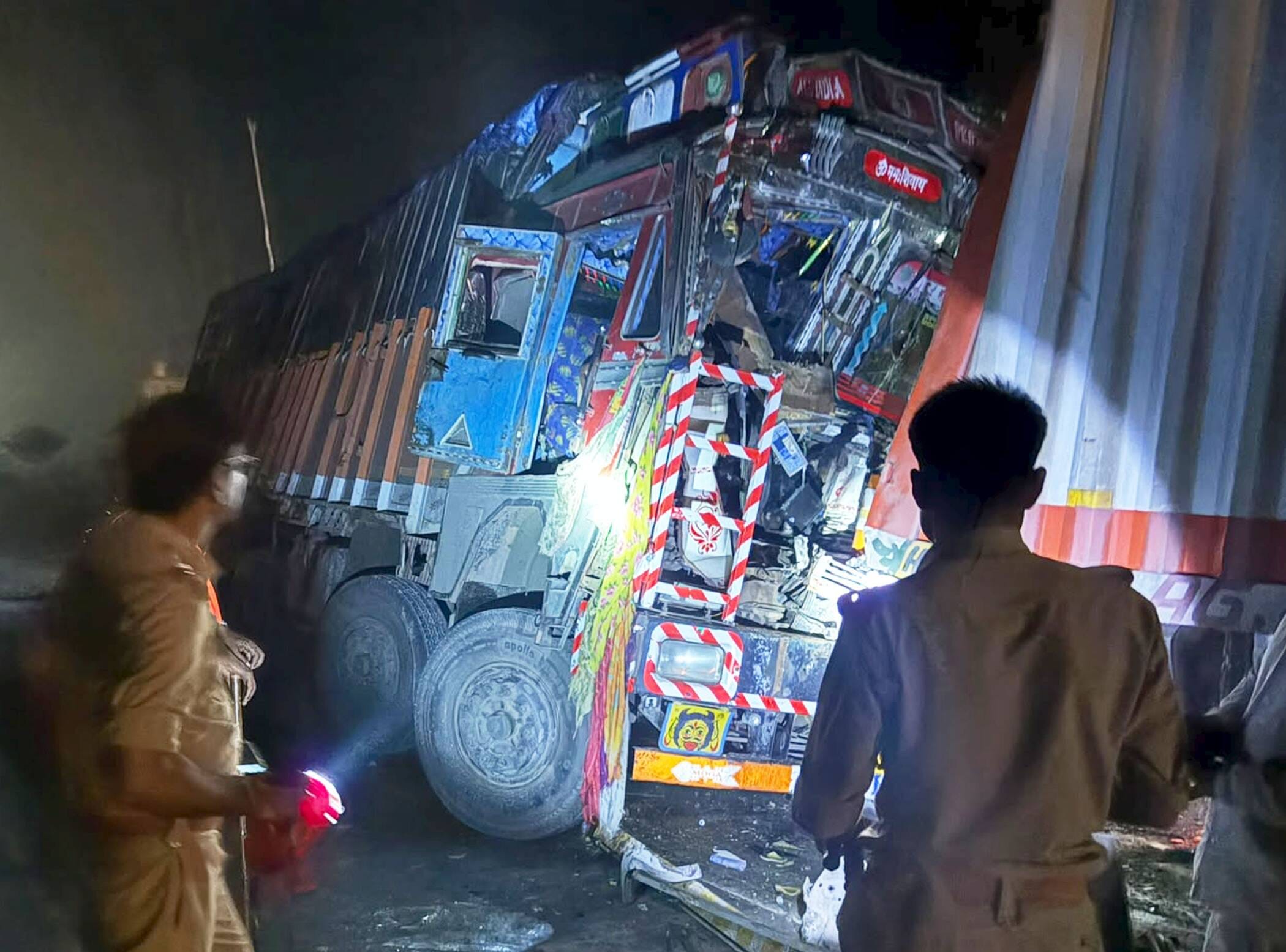 फोटो-07-हादसे के बाद क्षतिग्रस्त ट्रक व कंटेनर। संवाद फोटो-07-हादसे के बाद क्षतिग्रस्त ट्रक व कंटेनर। संवाद
