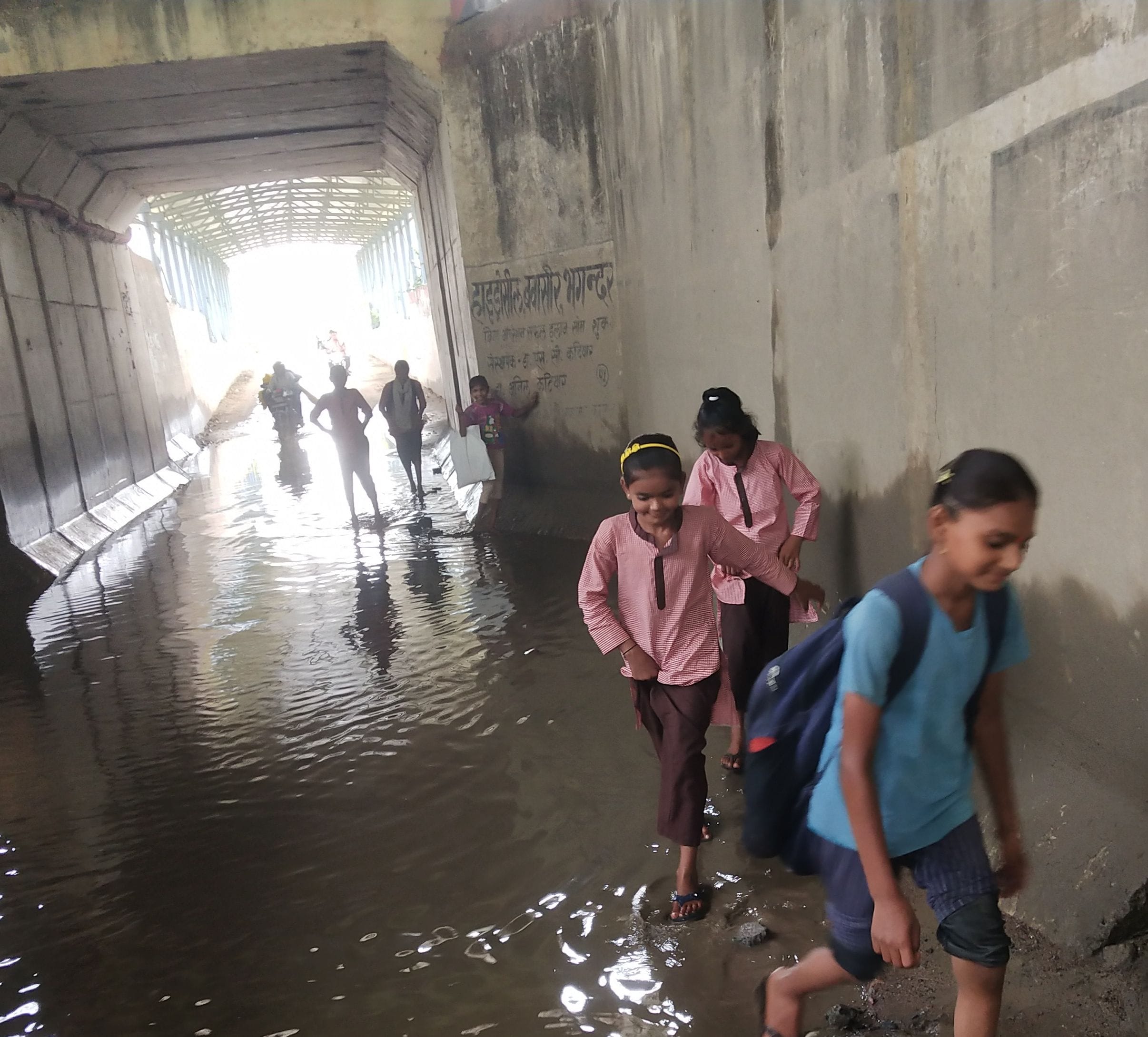 फोटो-15-डीएम आवास के सामने हुए जलभराव से निकलते वाहन। संवाद