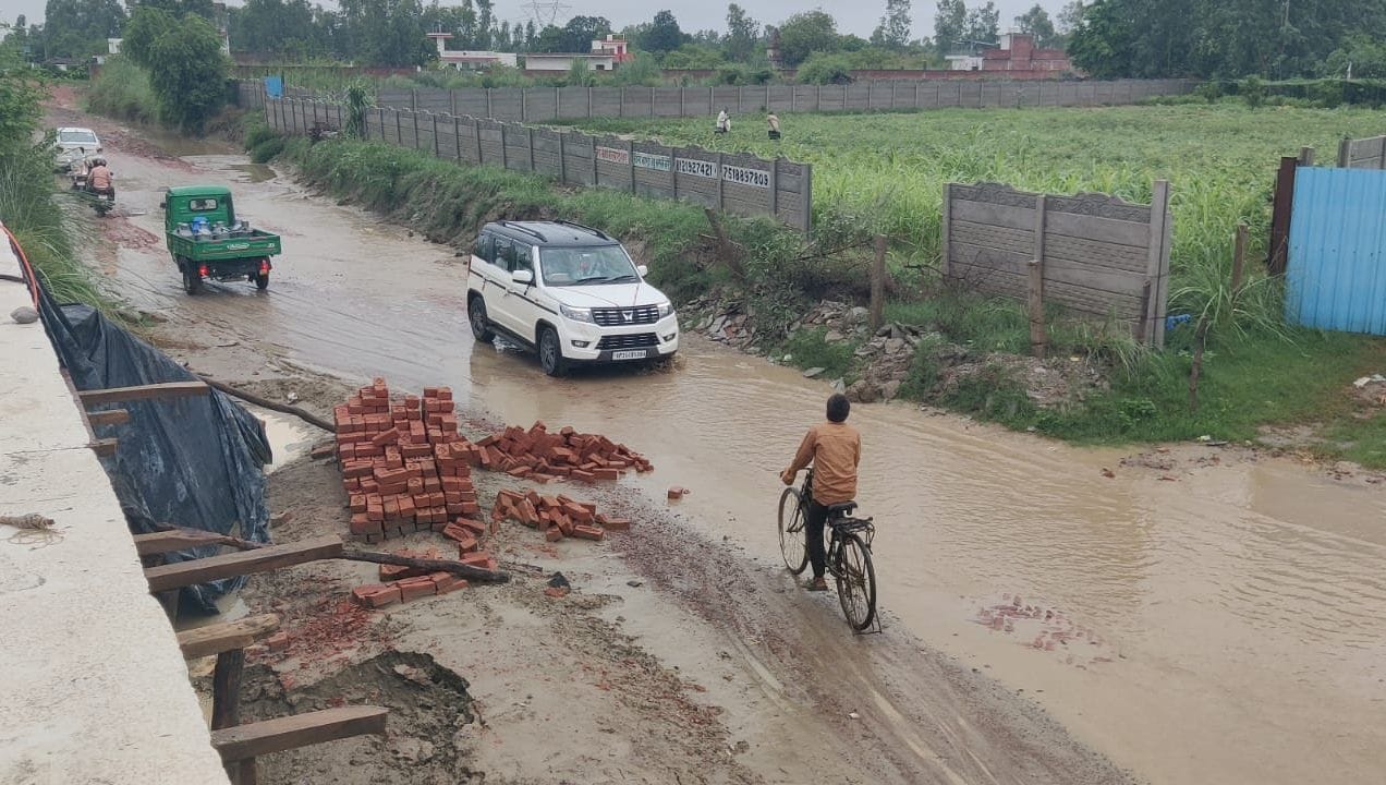 फोटो-15-डीएम आवास के सामने हुए जलभराव से निकलते वाहन। संवाद