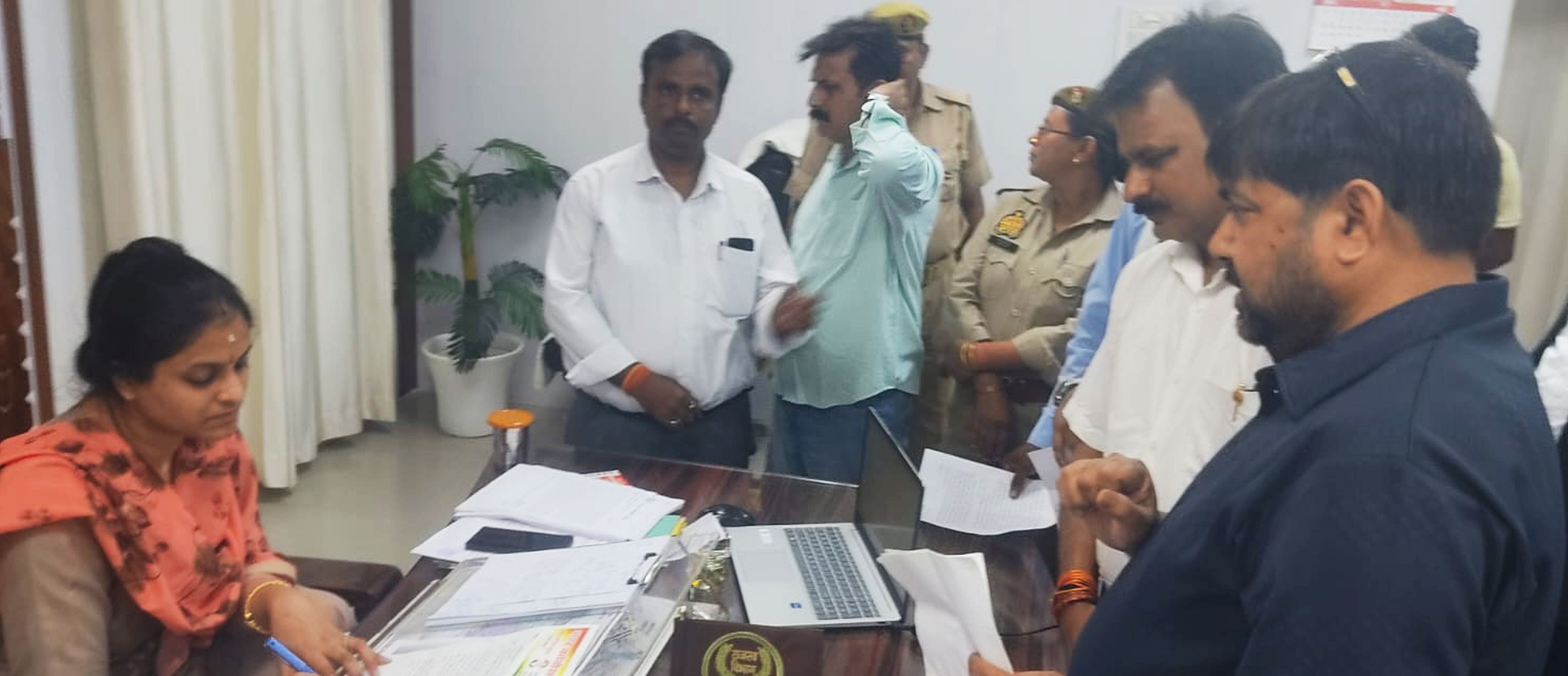 फोटो-15-डीएम से मुलाकात करते कांग्रेसी। स्रोत: स्वयं फोटो-15-डीएम से मुलाकात करते कांग्रेसी। स्रोत: स्वयं