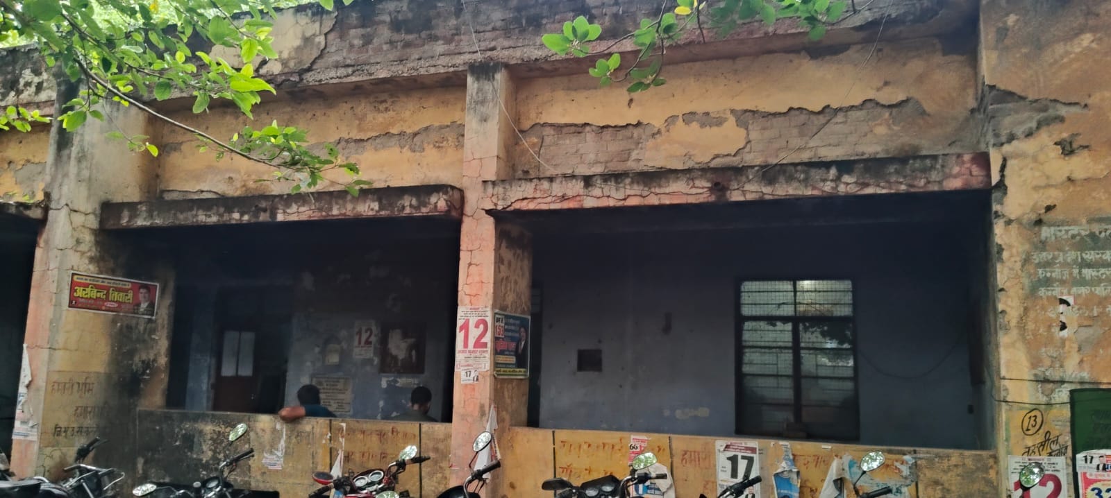 फोटो:27: सोमवार को पेशकार की कुर्सी के करीब पड़ा गिरे लिंटर का हिस्सा। संवाद फोटो:27: सोमवार को पेशकार की कुर्सी के करीब पड़ा गिरे लिंटर का हिस्सा। संवाद