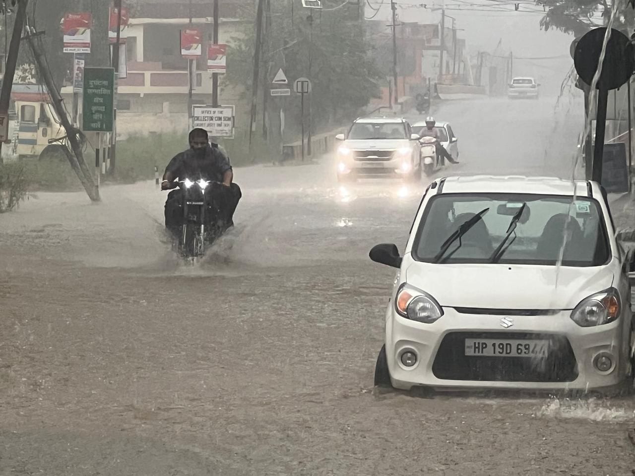 गगरेट: दियोली कॉजवे पर पानी का तेज बहाव होने के कारण पानी कम होने का इंतजार करते सड़क के दोनों 