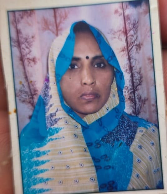 हाथरस में हुए सड़क हादसे के बाद खुर्जा में मृतका रानी के घर विलाप करते परिजन। संवाद हाथरस में हुए सड़क हादसे के बाद खुर्जा में मृतका रानी के घर विलाप करते परिजन। संवाद