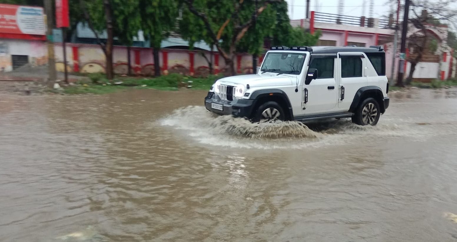 जोगीपुरा में सड़क पर भरे पानी में बंद हुए ई-रिक्शा को खींचकर ले जाते लोग।संवाद जोगीपुरा में सड़क पर भरे पानी में बंद हुए ई-रिक्शा को खींचकर ले जाते लोग।संवाद